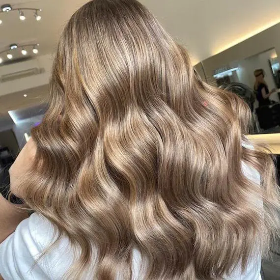 Mid-Back Beige Highlights With Natural Waves Mid-Back Beige Highlights With Natural Waves — Simple Beige Highlights