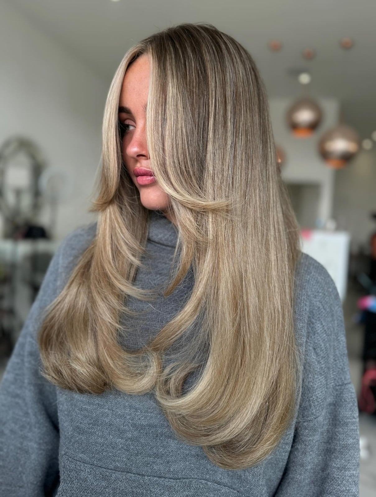 Thick Wavy Collarbone Bob With Beige Highlights Thick Wavy Collarbone Bob With Beige Highlights — Simple Beige Highlights
