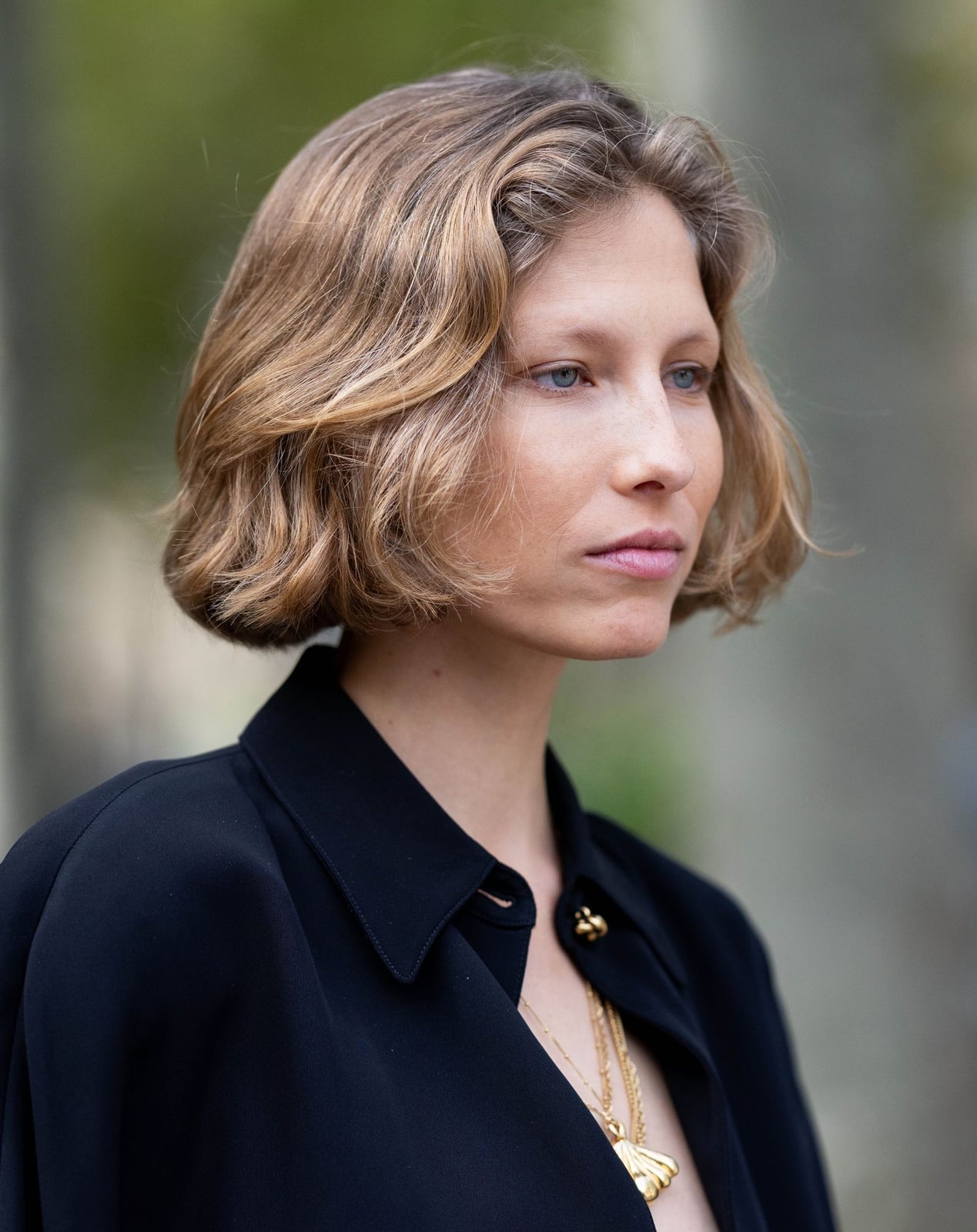 Wavy Collarbone Bob With Fine Beige Highlights, Middle Wavy Collarbone Bob With Fine Beige Highlights, Middle — Simple Beige Highlights