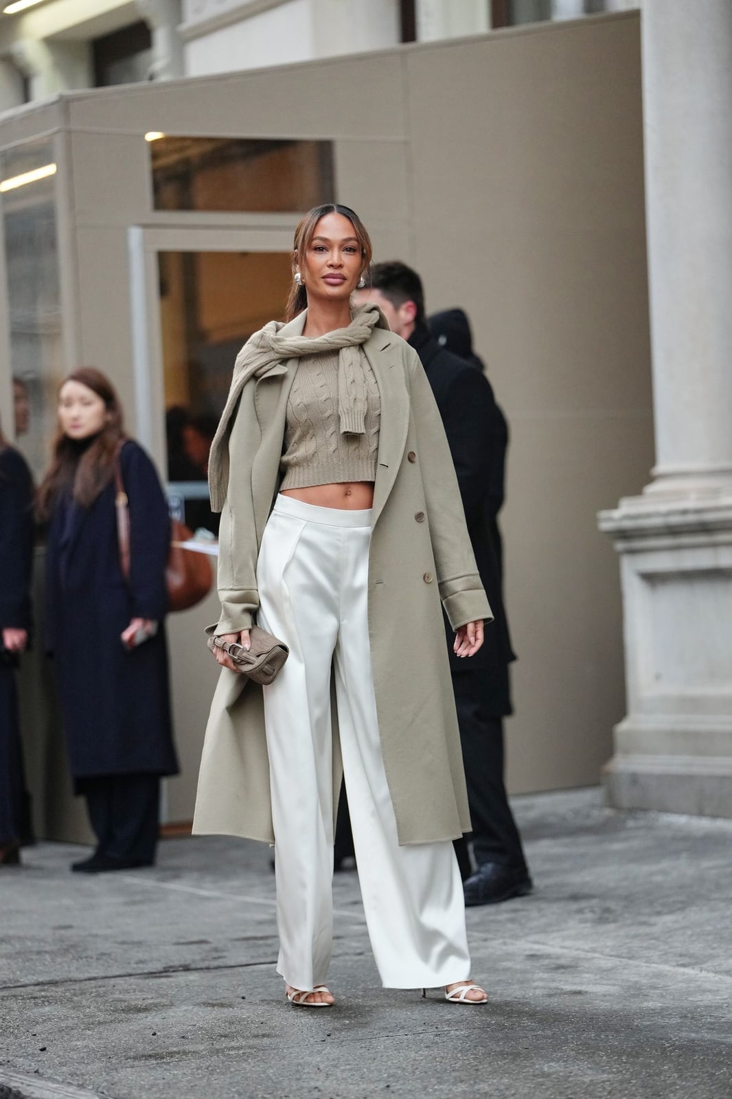 Monochromatic Beige Satin Trousers with Knitwear, Everyday Version Monochromatic Beige Satin Trousers with Knitwear, Everyday Version — Simple Beige Pants Outfits