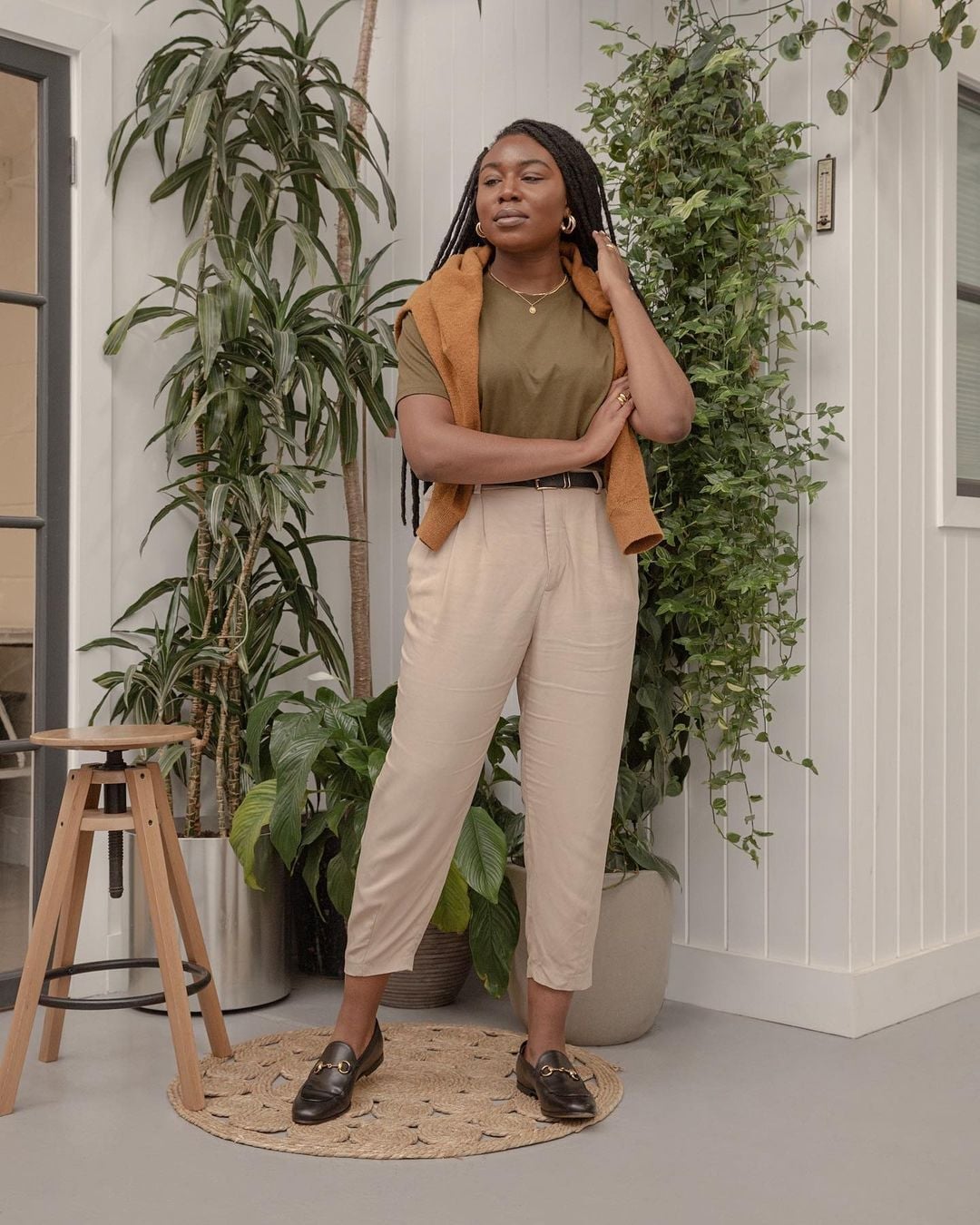Straight Leg Beige Trousers with Olive Tee and Brown Sweater Straight Leg Beige Trousers with Olive Tee and Brown Sweater — Simple Beige Pants Outfits