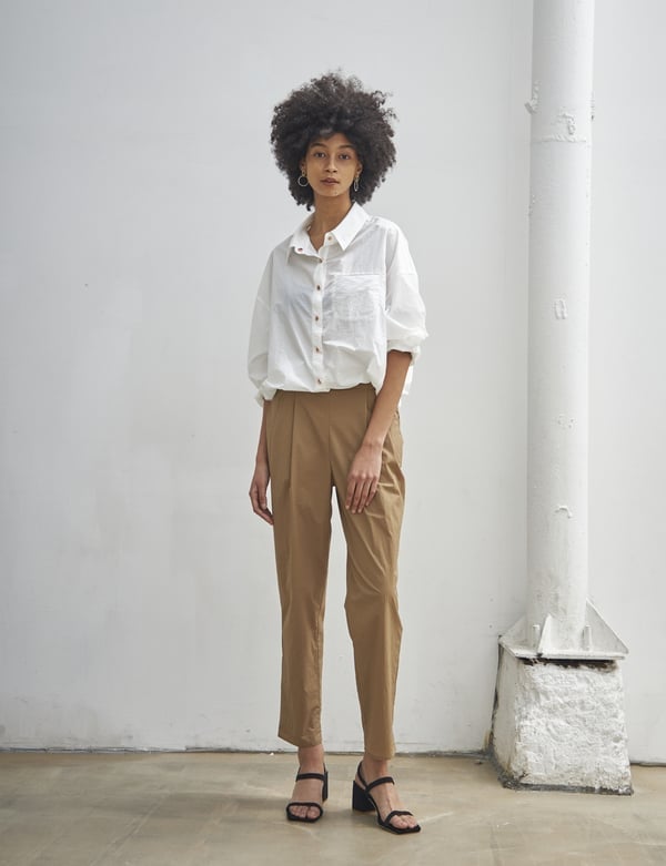 Beige Straight-Leg Trousers with Oversized White Shirt Beige Straight-Leg Trousers with Oversized White Shirt — Simple Beige Pants Outfits