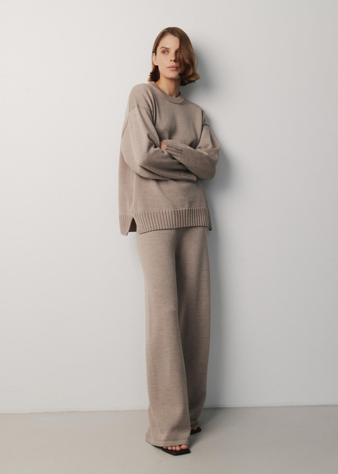 Oversized Knit Sweater with Wide-Leg Knit, Office-Safe Version Oversized Knit Sweater with Wide-Leg Knit, Office-Safe Version — Simple Beige Pants Outfits
