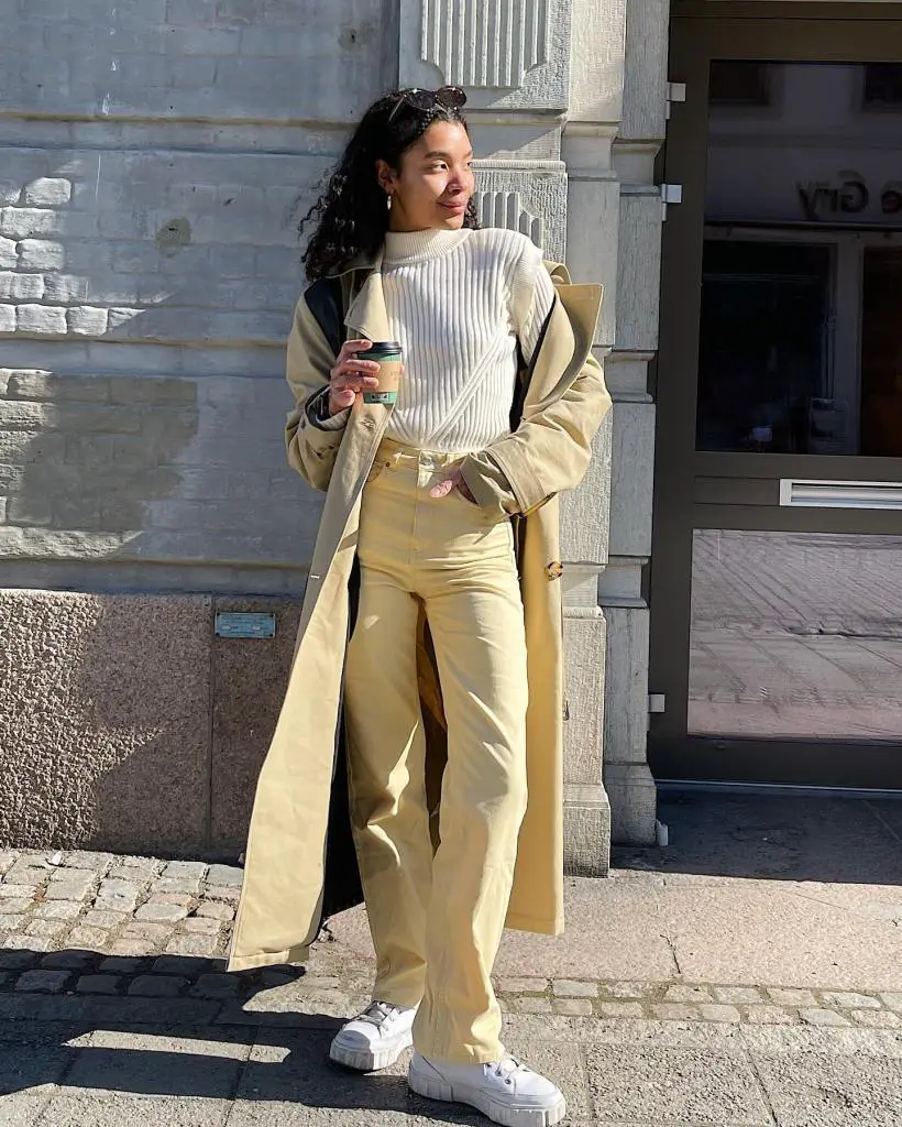 Beige Wide-Leg Trousers with Cream Sweater and Trench Coat Beige Wide-Leg Trousers with Cream Sweater and Trench Coat — Simple Beige Pants Outfits