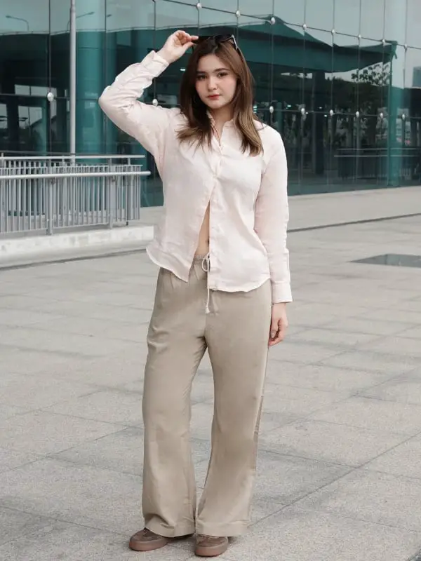Beige Wide-Leg Trousers with Oversized Linen Shirt, Close-Up Take Beige Wide-Leg Trousers with Oversized Linen Shirt, Close-Up Take — Simple Beige Pants Outfits