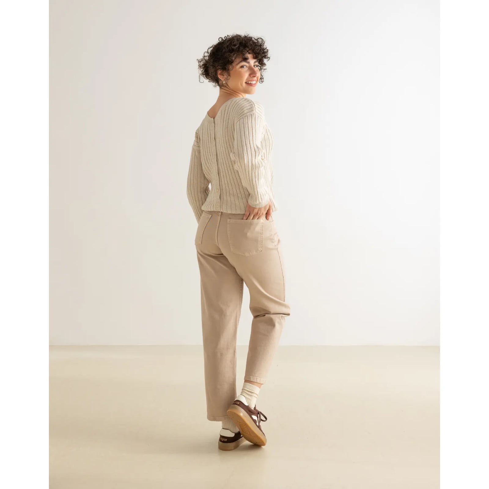 Beige Straight-Leg Denim Trousers with Cream Sweater Beige Straight-Leg Denim Trousers with Cream Sweater — Simple Beige Pants Outfits