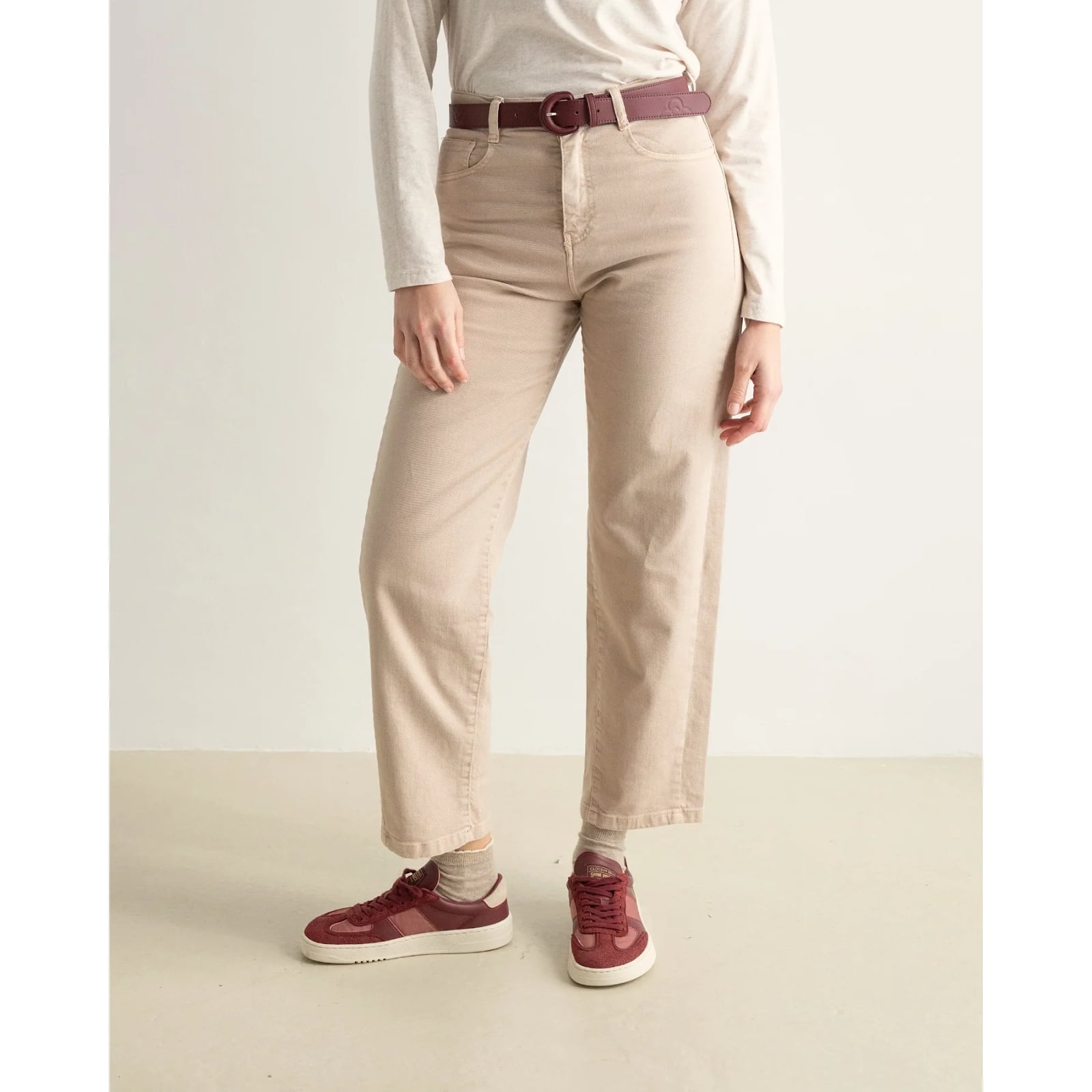 Beige Straight-Leg Denim Trousers with Red Sneakers Beige Straight-Leg Denim Trousers with Red Sneakers — Simple Beige Pants Outfits