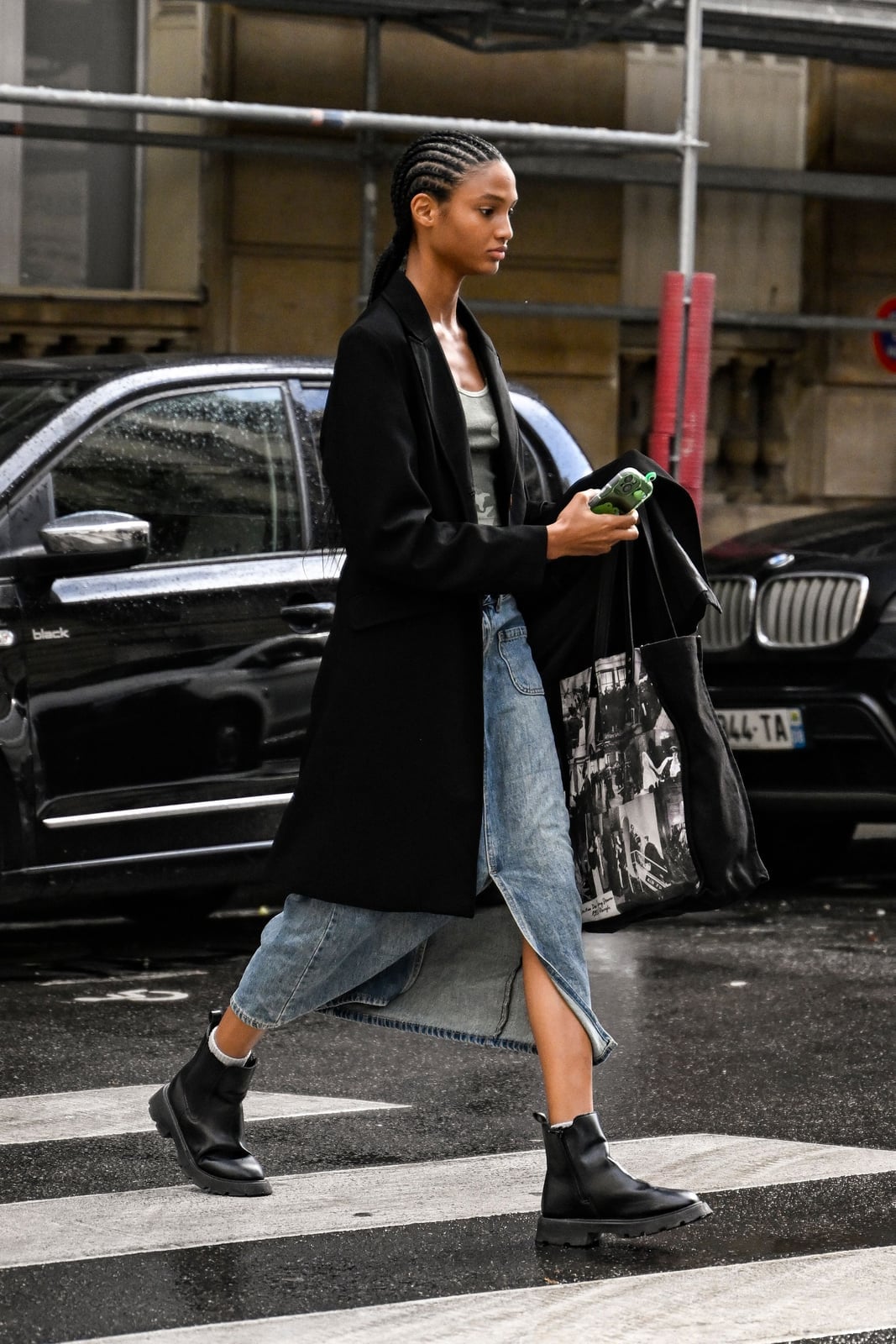 Denim Maxi Skirt and Long Coat with Chelsea Boots Denim Maxi Skirt and Long Coat with Chelsea Boots — Simple Black Boots Outfit