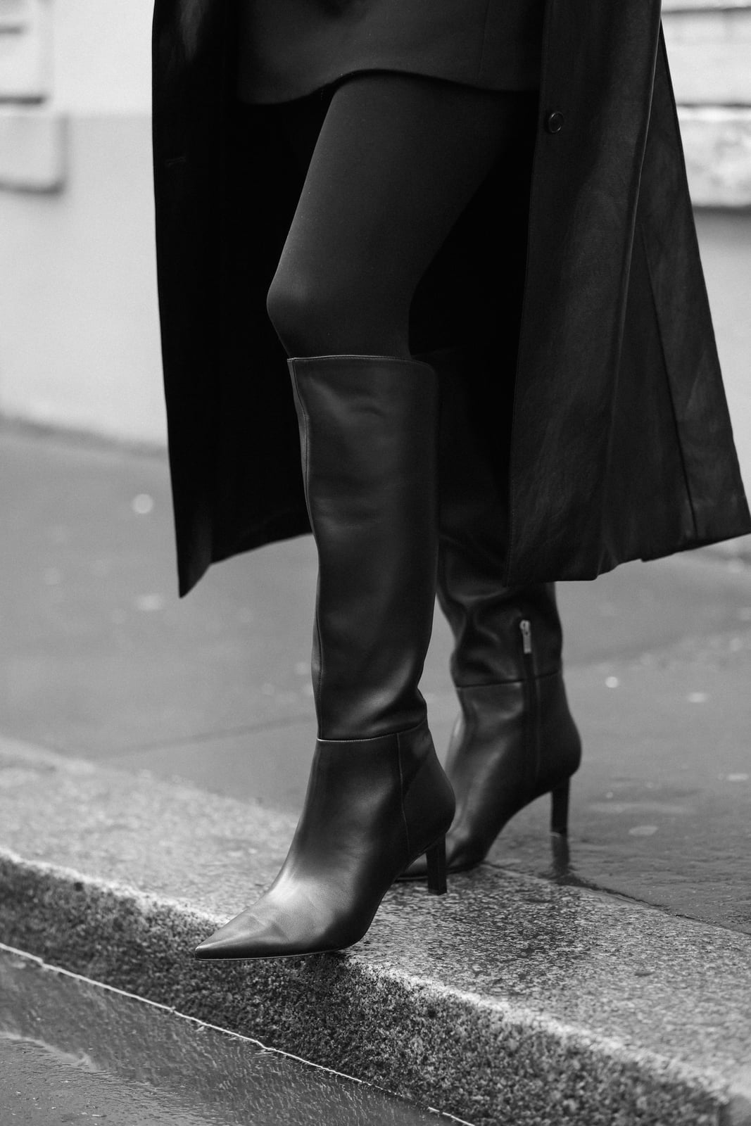 Pointed Toe Boots with Tights and Coat Edge Pointed Toe Boots with Tights and Coat Edge — Simple Black Boots Outfit