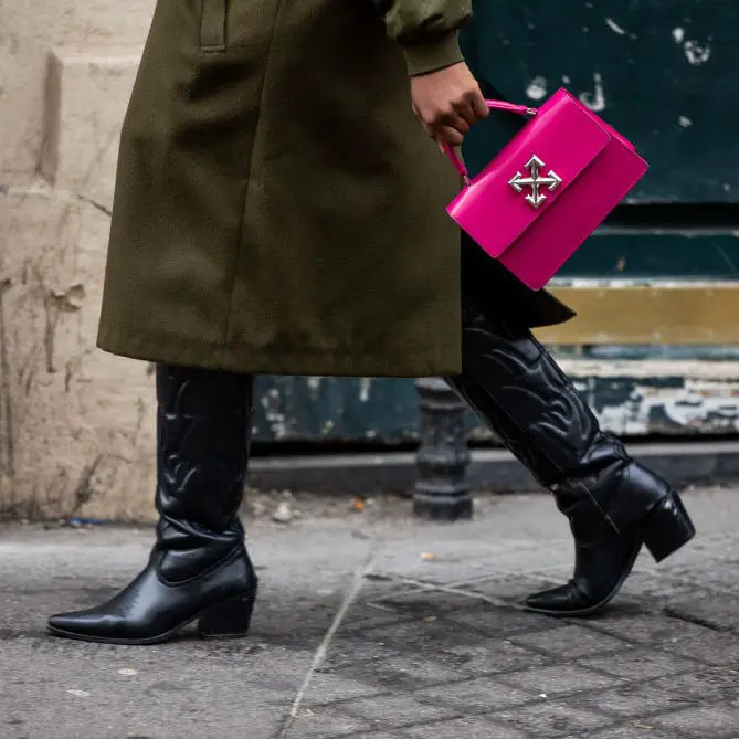 Patterned Trousers Midi Coat and Cowboy Boots Patterned Trousers Midi Coat and Cowboy Boots — Simple Black Boots Outfit