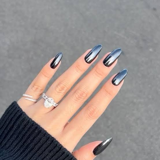 21 Dark Chrome Nail Ideas, From Glazed Black to Metallic Blue
