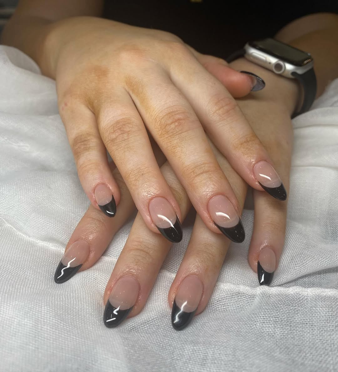 Sharp Black French Tip Medium Almond Nails With Nude Base Sharp Black French Tip Medium Almond Nails With Nude Base — Simple Black French Tip Nails