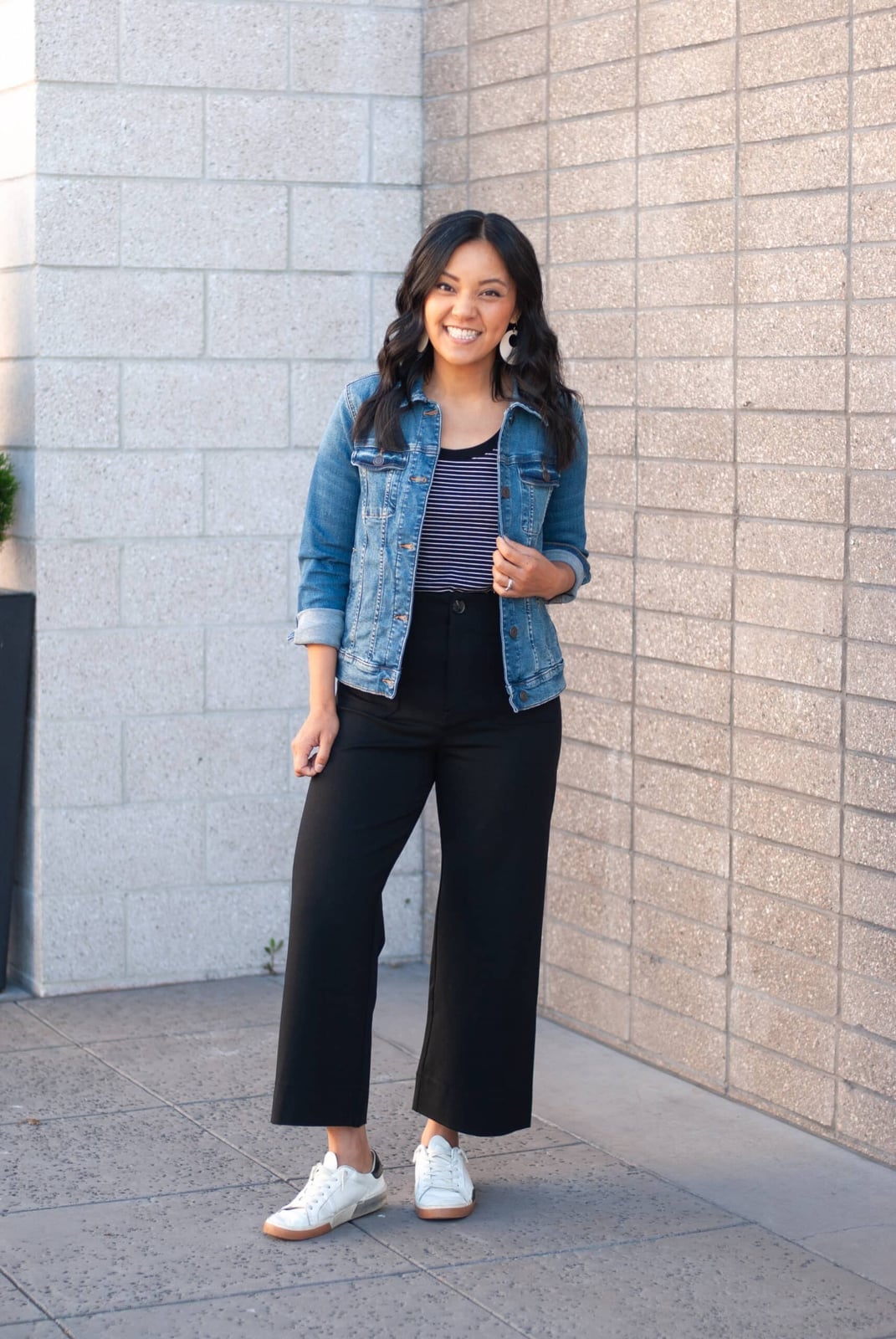 Black Wide Leg Pants With Denim Jacket and White Sneakers Black Wide Leg Pants With Denim Jacket and White Sneakers — Simple Black Pants Outfits