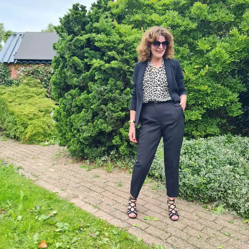 Black Straight Leg Pants With Leopard Top Black Straight Leg Pants With Leopard Top — Simple Black Pants Outfits