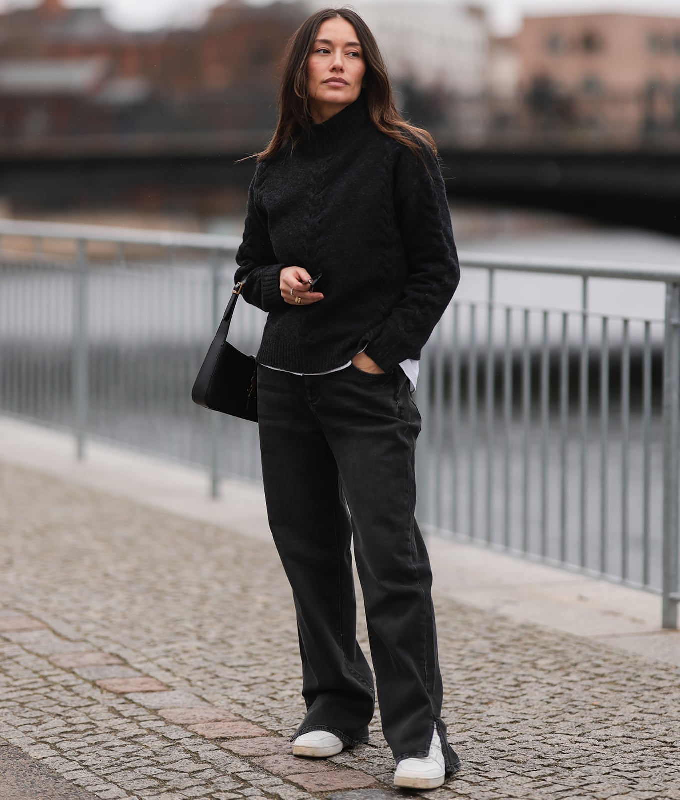 Casual Black Wide Leg Trousers With Turtleneck Casual Black Wide Leg Trousers With Turtleneck — Simple Black Pants Outfits