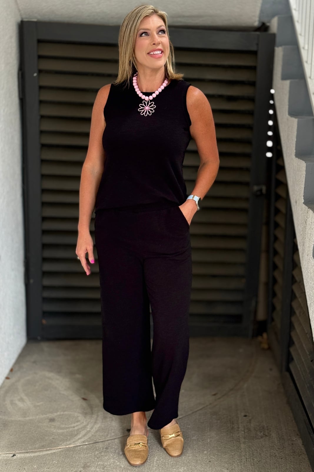 Black Cropped Wide Leg Pants With Sleeveless Top Black Cropped Wide Leg Pants With Sleeveless Top — Simple Black Pants Outfits