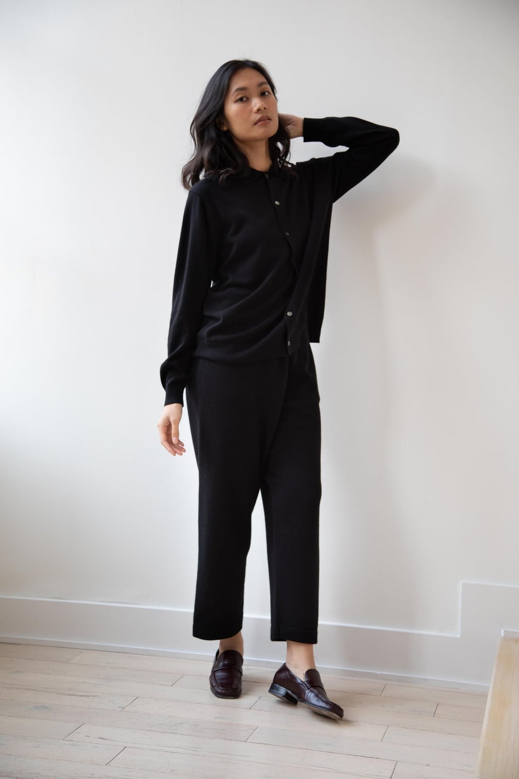 Black Cashmere Knit Pants With Cardigan and Dark Brown Loafers Black Cashmere Knit Pants With Cardigan and Dark Brown Loafers — Simple Black Pants Outfits