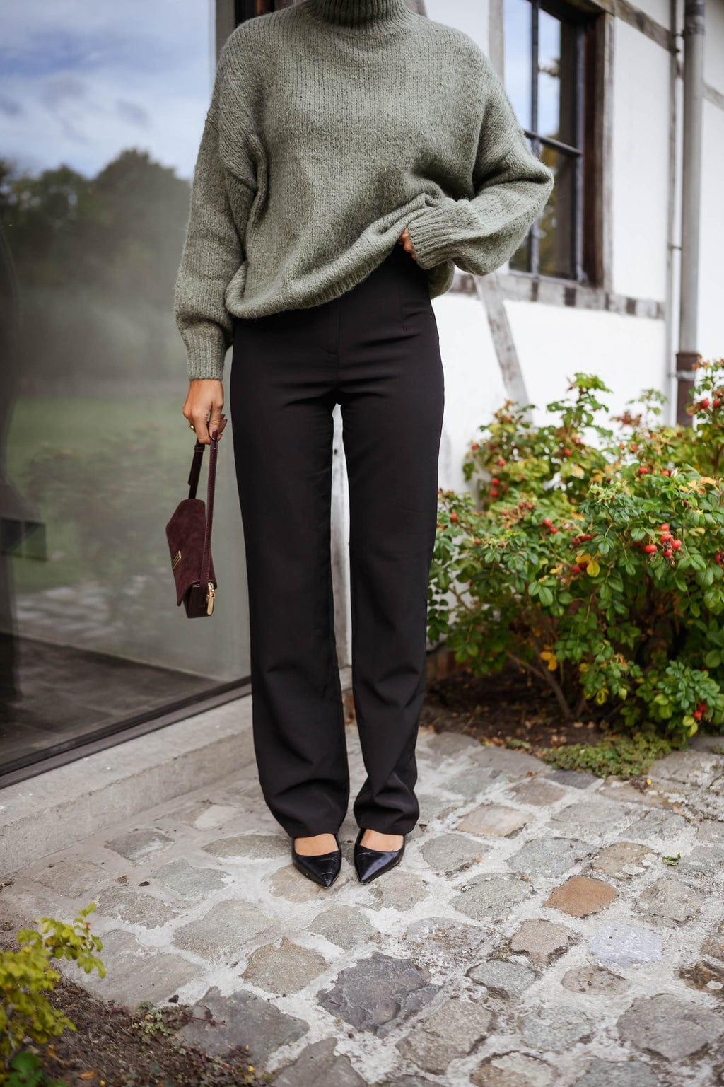 Straight Leg Black Trousers With Oversized Sweater, Close-Up Take Straight Leg Black Trousers With Oversized Sweater, Close-Up Take — Simple Black Pants Outfits