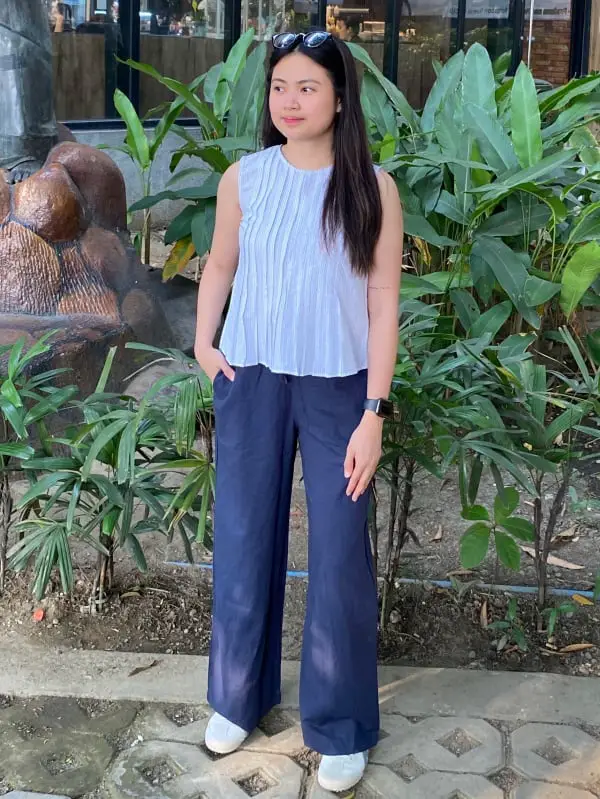 Navy Wide-Leg Pants With A Pleated White Top Navy Wide-Leg Pants With A Pleated White Top — Simple Blue Pants Outfits