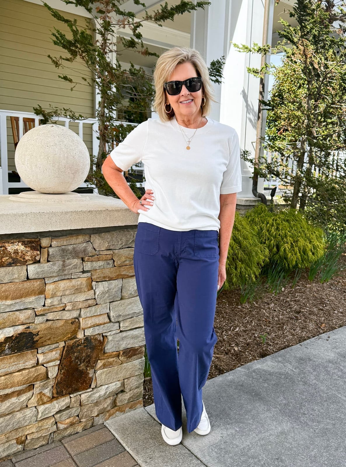 Navy Straight-Leg Trousers With Pockets And White T-Shirt Navy Straight-Leg Trousers With Pockets And White T-Shirt — Simple Blue Pants Outfits