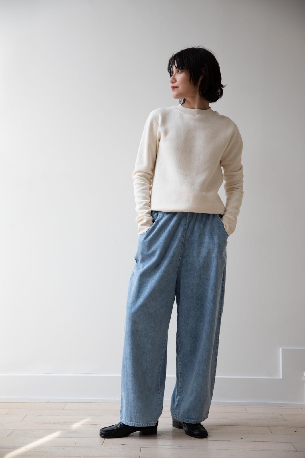 Light Blue Denim Trousers With A Cream Sweatshirt Light Blue Denim Trousers With A Cream Sweatshirt — Simple Blue Pants Outfits