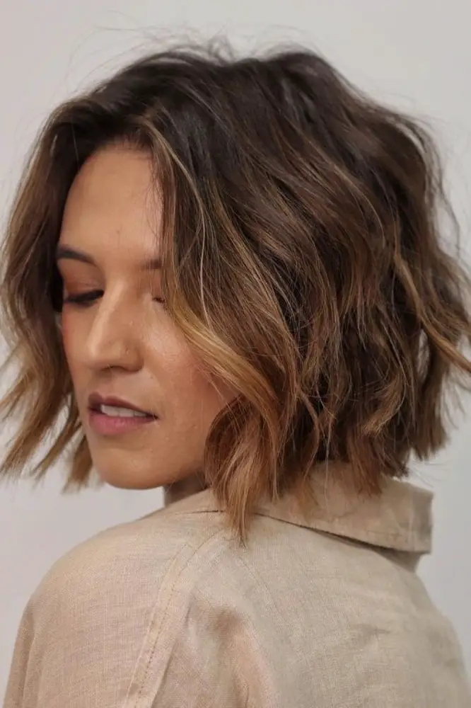Collarbone Textured Bob With Caramel Highlights Collarbone Textured Bob With Caramel Highlights — Simple Bob Haircuts
