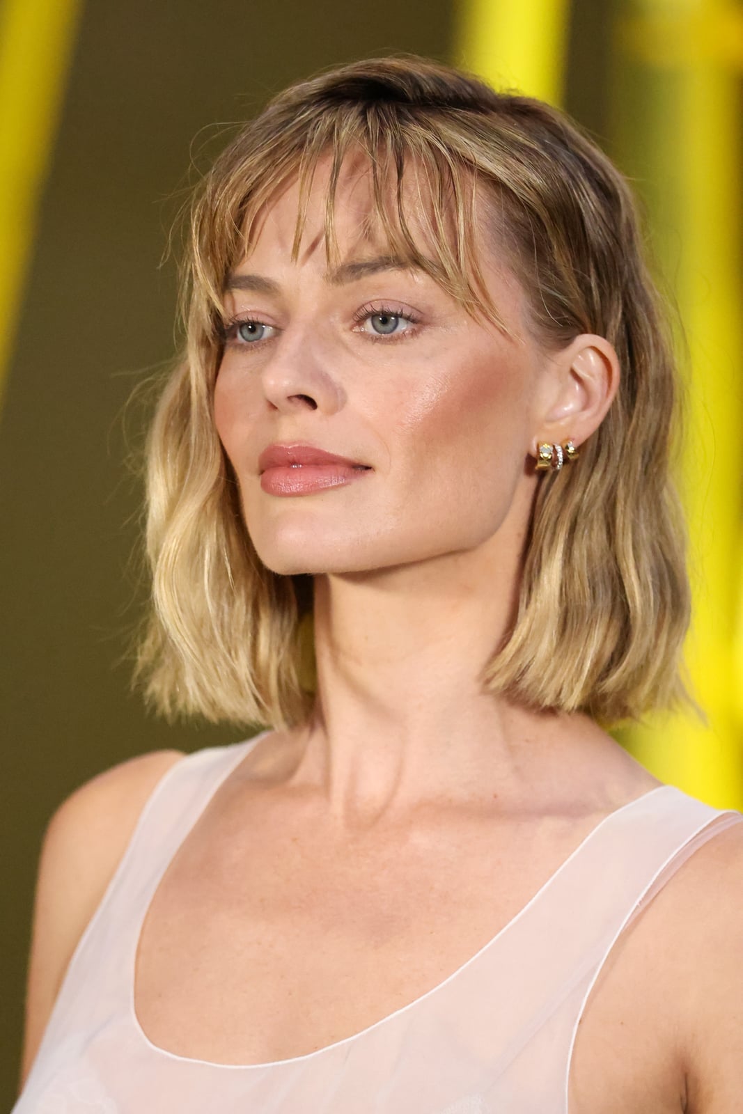 Ash Blonde Blunt Bob Curtain Bangs, Chin Ash Blonde Blunt Bob Curtain Bangs, Chin — Simple Bob Hairstyles