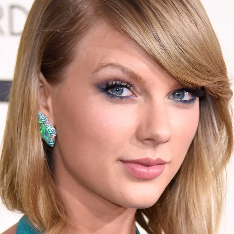 Collarbone Bob Textured Side-Swept Bangs Collarbone Bob Textured Side-Swept Bangs — Simple Bob Hairstyles