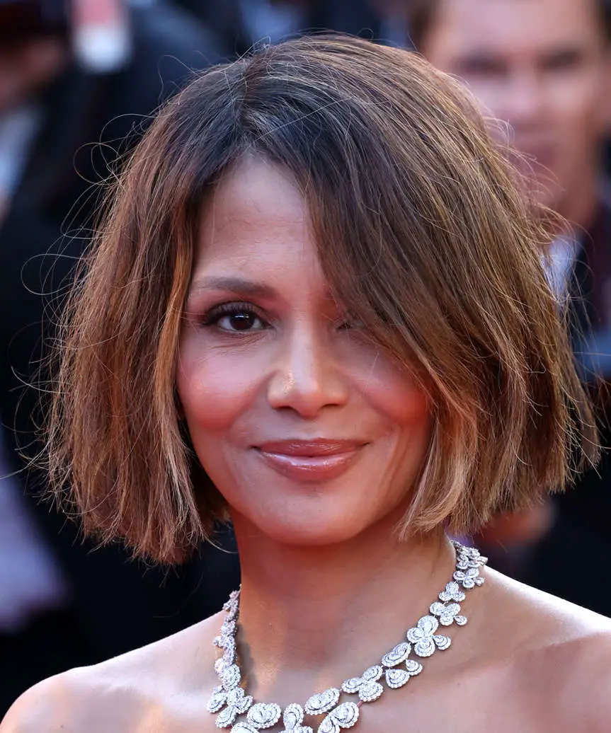 Chin Bob Lived-In Color Side-Swept Bangs Chin Bob Lived-In Color Side-Swept Bangs — Simple Bob Hairstyles