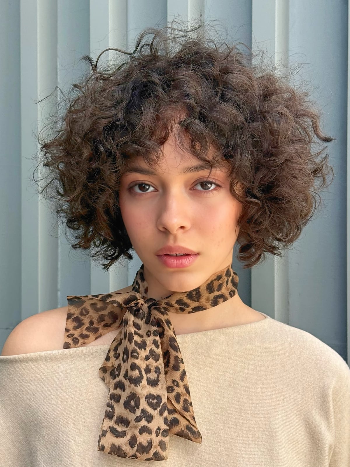 Jaw Length Bob With Subtle Highlights And Curls Jaw Length Bob With Subtle Highlights And Curls — Simple Bob with Curls