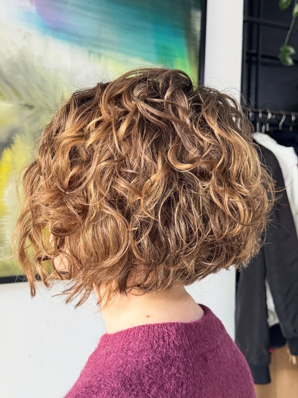 Collarbone Stacked Bob With Honey Blonde Curls Collarbone Stacked Bob With Honey Blonde Curls — Simple Bob with Curls