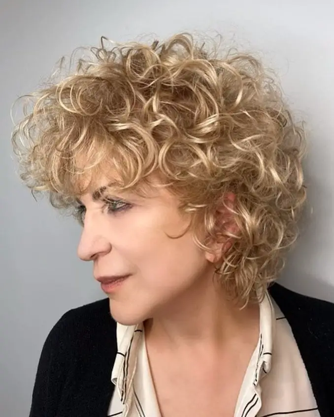 Chin Length Blonde Bob With Fine Tight Curls Chin Length Blonde Bob With Fine Tight Curls — Simple Bob with Curls