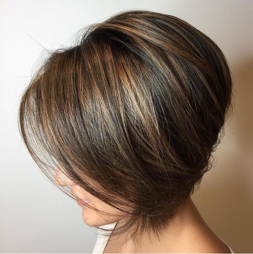 Chin Bob With Stacked Shape And Highlights — Simple Bob with Highlights