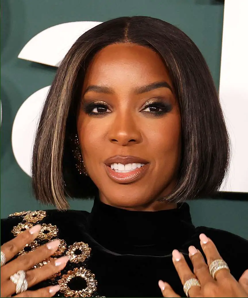 Blunt Chin Bob With Money Piece Highlights — Simple Bob with Highlights