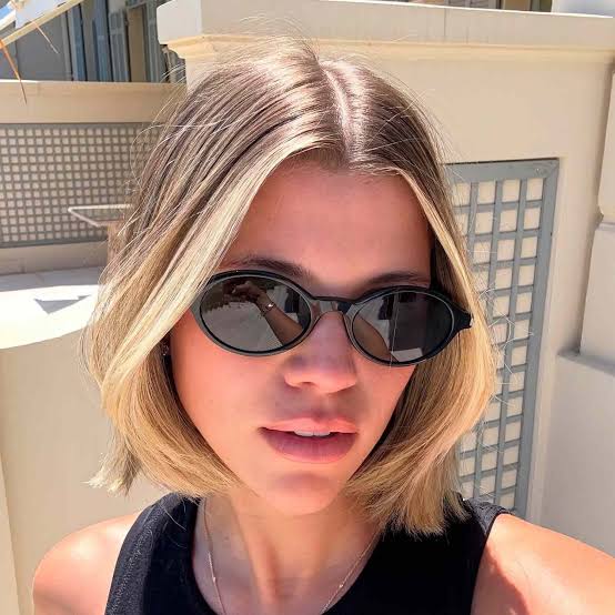 Chin Blonde Bob With Face-Framing Highlights, Wavy — Simple Bob with Highlights