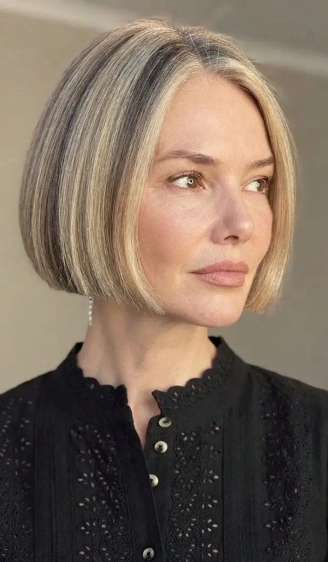 Classic Chin Bob With Face-Framing Highlights — Simple Bob with Highlights