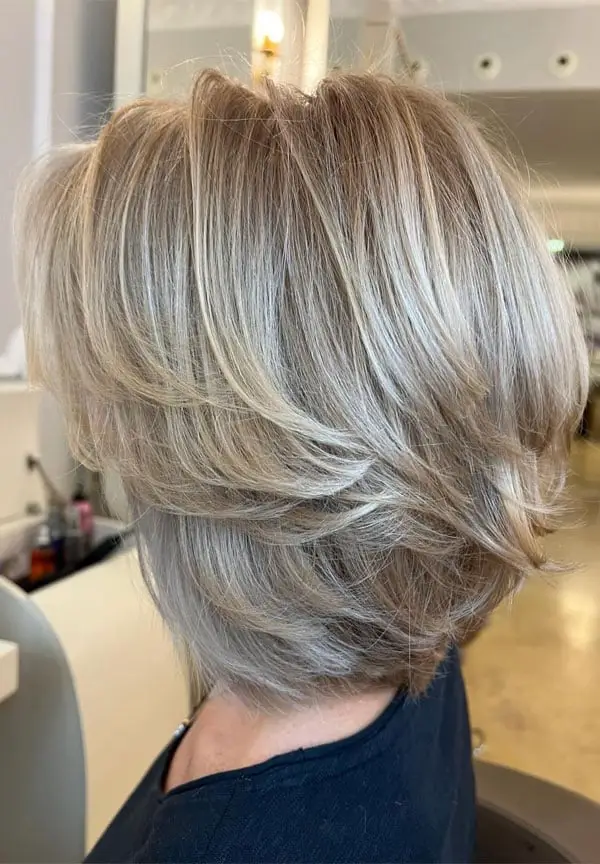 Collarbone Layered Bob With Feathered Layers — Simple Bob with Highlights