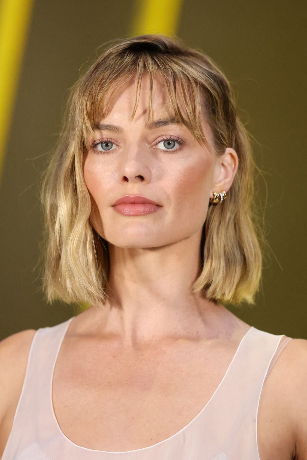 Light Blonde Chin Bob With Darker Roots — Simple Bob with Highlights