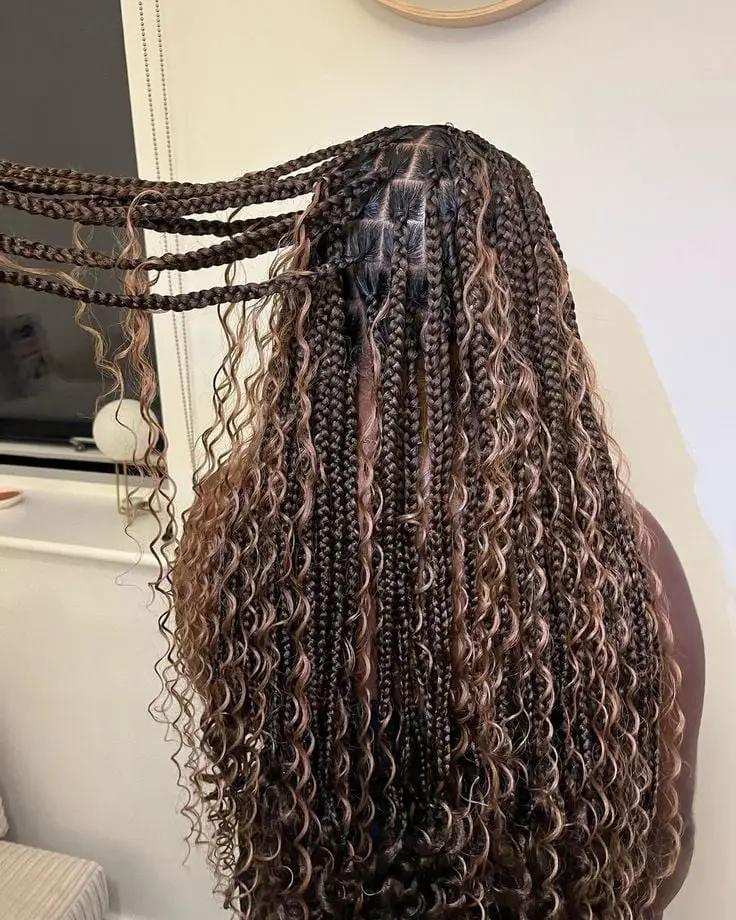 Mid-Back Box Braids With Mixed Tones and Curly Ends Mid-Back Box Braids With Mixed Tones and Curly Ends — Simple Boho Braids
