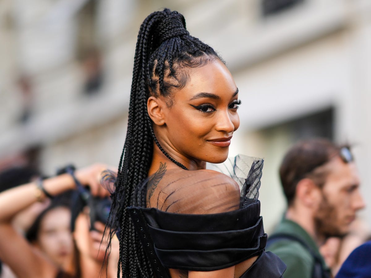 Mid-Back Black Box Braids With Wavy Ends Mid-Back Black Box Braids With Wavy Ends — Simple Box Braids