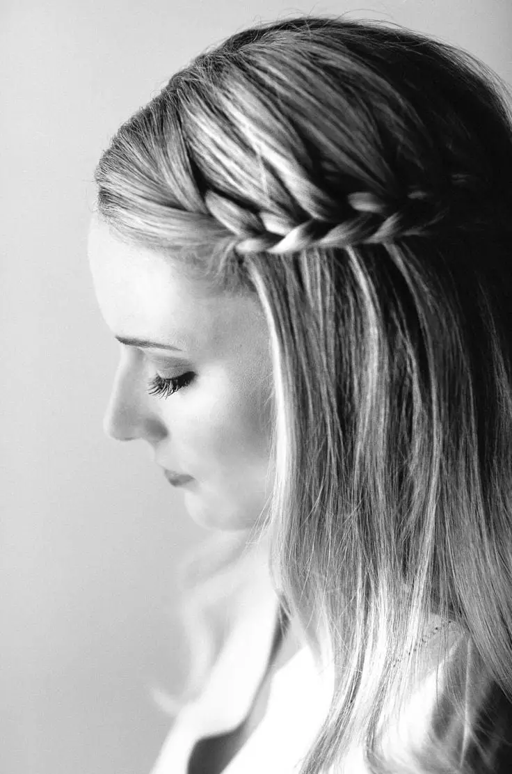 Shoulder Length Blonde Braid With Face-Framing Layers Shoulder Length Blonde Braid With Face-Framing Layers — Simple Braids to the Side