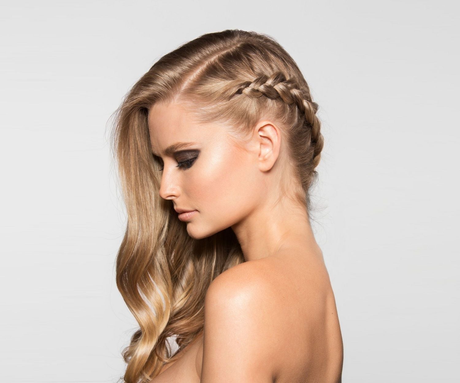 Mid-Back Blonde Braid With Subtle Highlights, Close-Up Take Mid-Back Blonde Braid With Subtle Highlights, Close-Up Take — Simple Braids to the Side