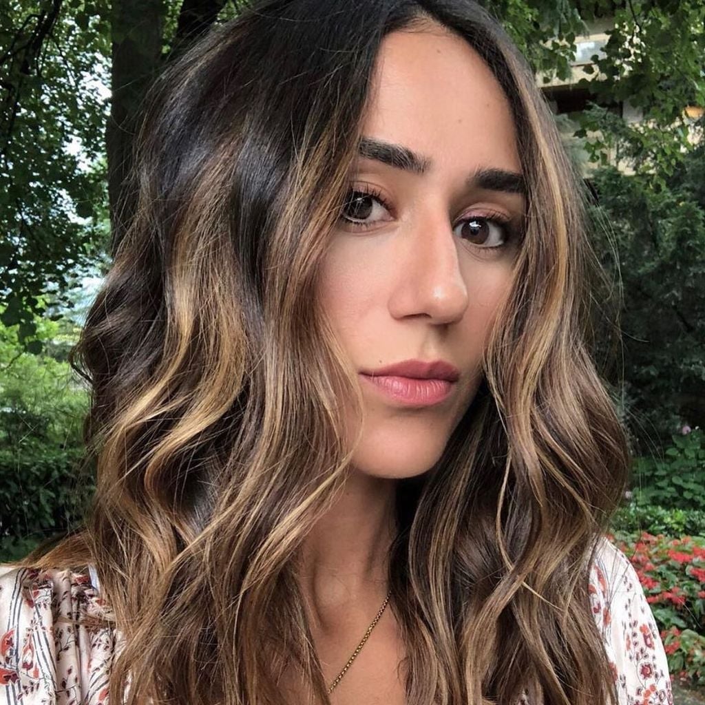 Collarbone Dark Brown With Warm Caramel Highlights, Wavy Collarbone Dark Brown With Warm Caramel Highlights, Wavy — Simple Brown Highlights
