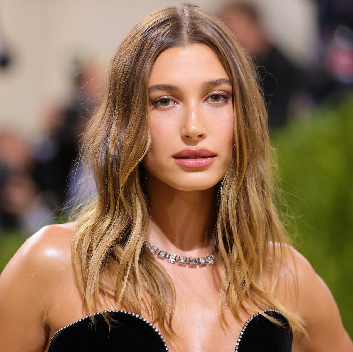 Collarbone Length Medium Brown With Blonde Highlights — Simple Brunette Highlights