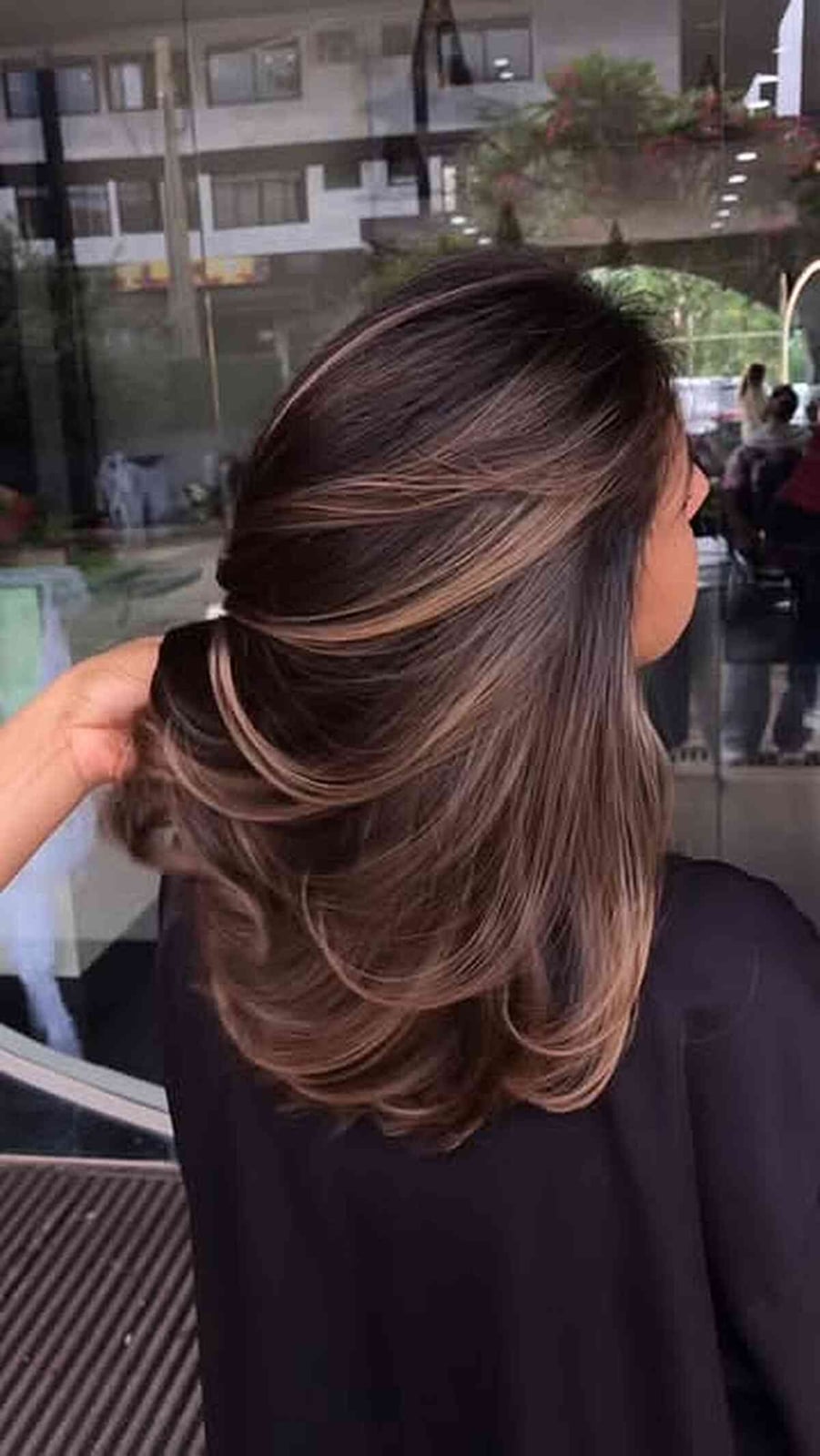 Side Part Dark Brown With Blonde Highlights — Simple Brunette Highlights