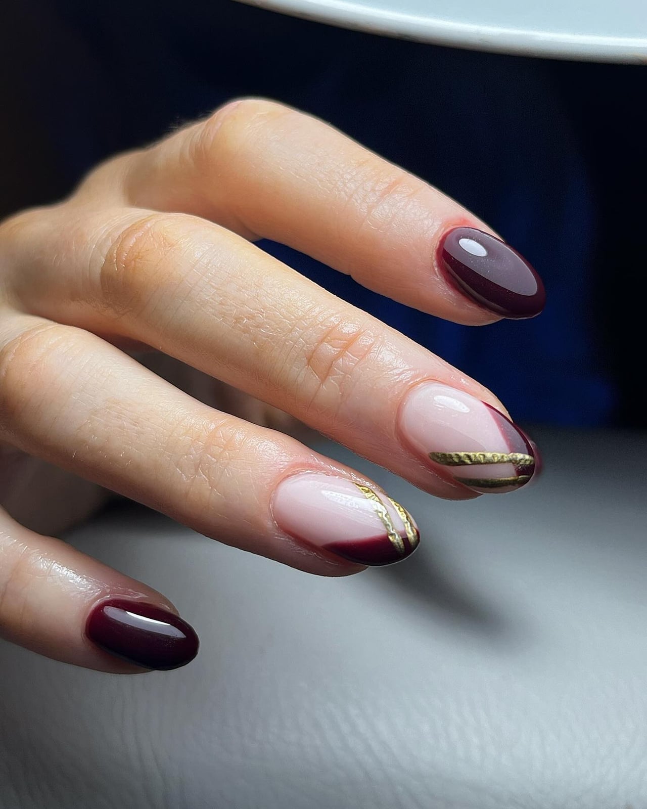 Almond Burgundy With Gold Line Accent, миндаль — Simple Burgundy Nails Art
