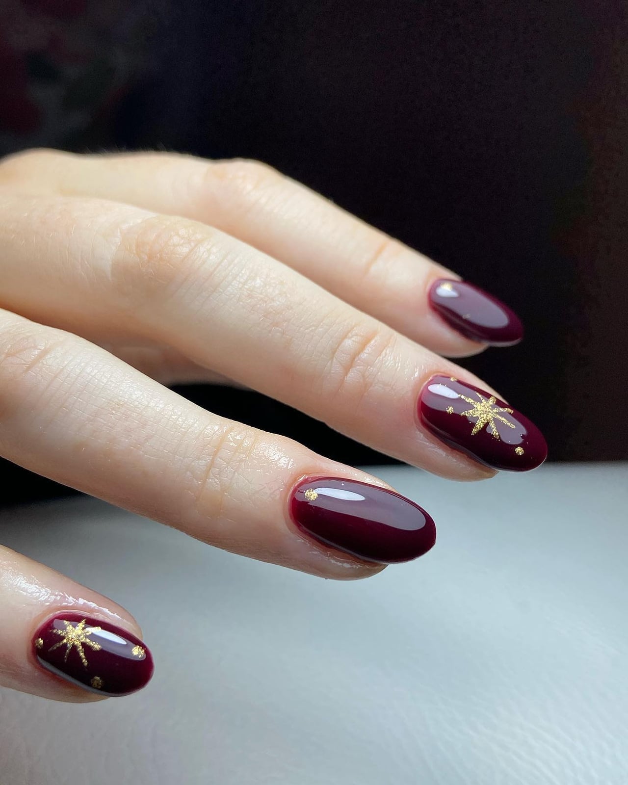 Medium Almond Burgundy Gold Line French, миндаль — Simple Burgundy Nails Art