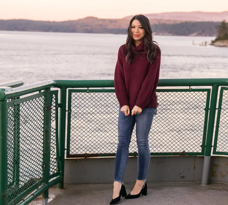 Burgundy Turtleneck Sweater with Blue Jeans Burgundy Turtleneck Sweater with Blue Jeans — Simple Burgundy Outfits for Women