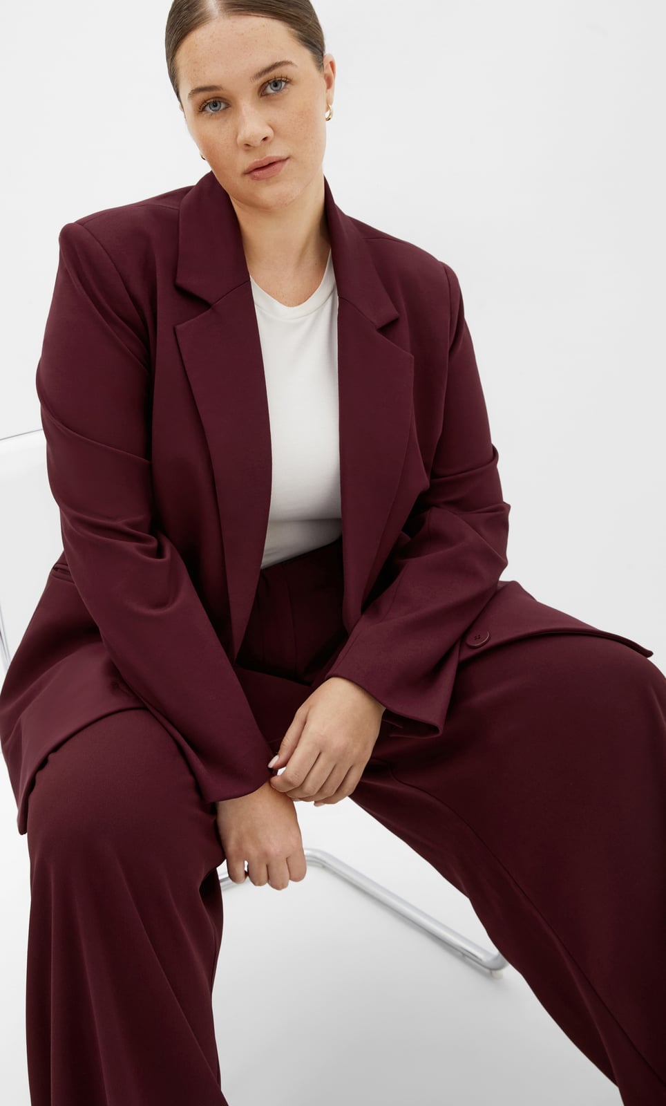 Burgundy Wide-Leg Trousers and Matching Blazer with a White T-Shirt Burgundy Wide-Leg Trousers and Matching Blazer with a White T-Shirt — Simple Burgundy Pants Outfits