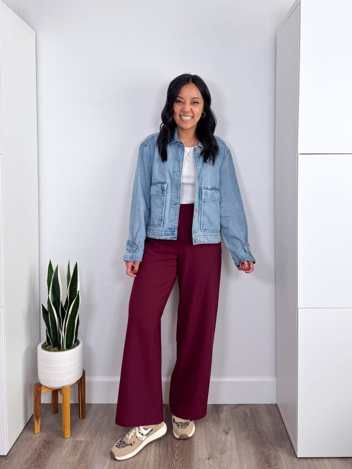 Wide-leg Burgundy Trousers with a White T-Shirt, Close-Up Take Wide-leg Burgundy Trousers with a White T-Shirt, Close-Up Take — Simple Burgundy Pants Outfits